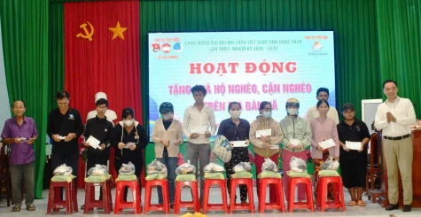 Xã Tân Dương: Trao tặng 200 phần quà cho hộ nghèo, cận nghèo