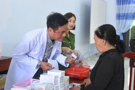 Công an Đồng Tháp phối hợp tặng quà, khám bệnh miễn phí cho người dân