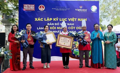 Xác lập kỷ lục "Bản đồ Việt Nam làm từ xôi nước cốt dừa lớn nhất Việt Nam"