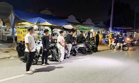 Kiểm tra, xử lý nhóm thanh thiếu niên dùng băng keo đen che khuất biển số xe