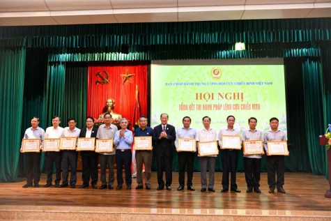 Đoàn kết, nghĩa tình, phát huy phẩm chất “Bộ đội Cụ Hồ”