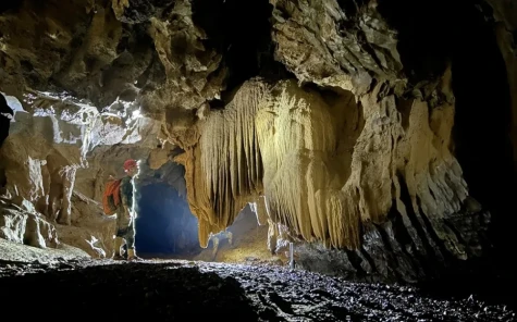 Hành trình tìm ra hang hố sụt với thác nước cao 350 m