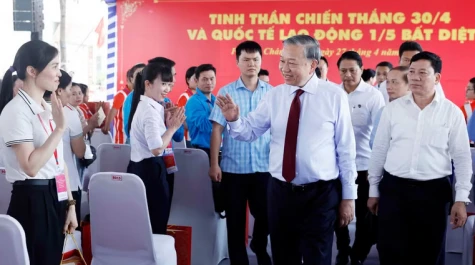 Tiếp tục coi việc chăm lo đời sống người lao động là một nhiệm vụ chính trị quan trọng