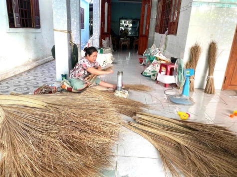 Xã Vĩnh Hựu: Gìn giữ và phát triển Làng nghề bó chổi dừa