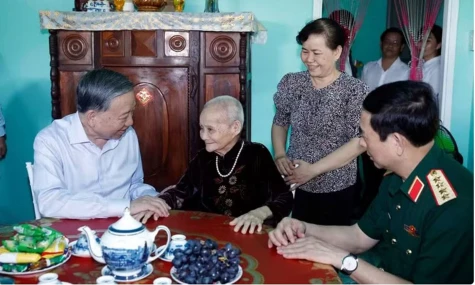 Party General Secretary and State President visits former leaders, Heroic Vietnamese Mother