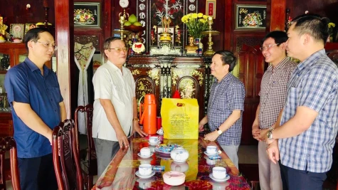 Phó Bí thư Thường trực Tỉnh uỷ Phan Văn Thắng thăm, tặng quà nguyên lãnh đạo tỉnh