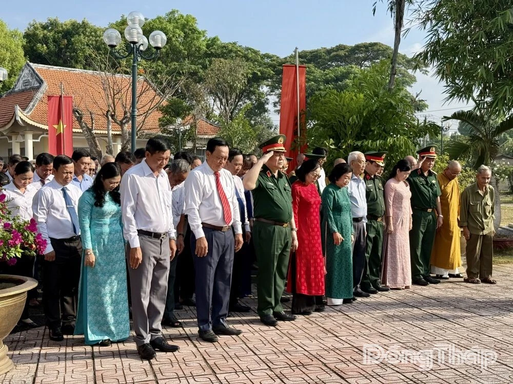 Đồng Tháp: Đại tướng Nguyễn Trọng Nghĩa viếng, dâng hương tại Nghĩa trang liệt sĩ Gò Công Đông