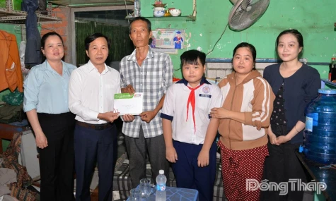 Trao tiền hỗ trợ cho gia đình anh Đặng Quốc Thanh