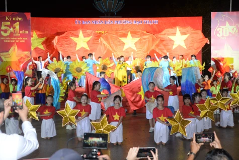 Phường Đạo Thạnh: Đặc sắc Chương trình văn nghệ kỷ niệm 51 năm Ngày Giải phóng miền Nam, thống nhất đất nước
