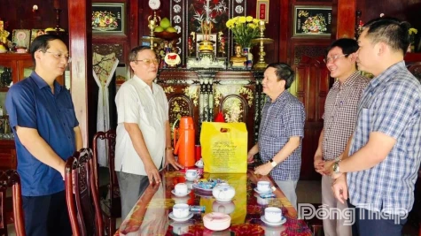 Standing Deputy Secretary Phan Van Thang visits and honors former provincial leader
