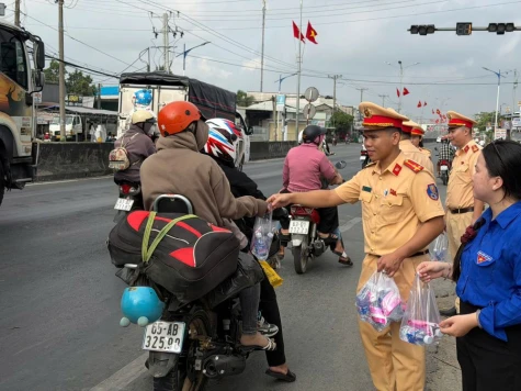 Công an Đồng Tháp tiếp sức người dân về quê nghỉ lễ