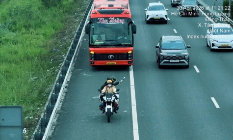 Dùng mô tô đặc chủng dẫn đoàn, mở làn dừng khẩn cấp trên cao tốc TP. Hồ Chí Minh - Trung Lương