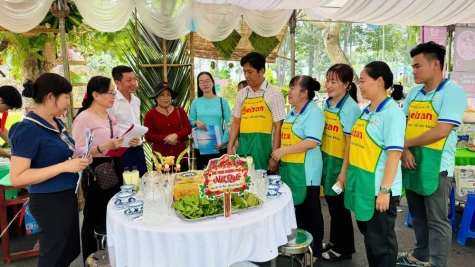 Đa dạng sắc màu tại Ngày hội ẩm thực – Hương vị làng hoa