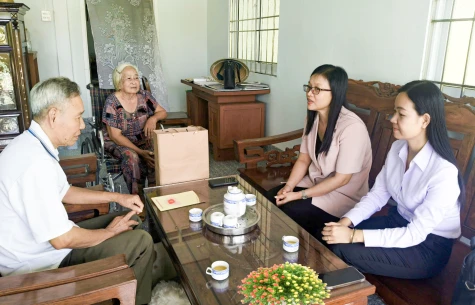 Đồng chí Nguyễn Thị Kim Tuyến thăm cán bộ hưu trí trên địa bàn xã Tân Khánh Trung