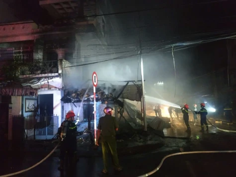 Đồng Tháp: Kịp thời dập tắt vụ cháy  vựa phế liệu trong đêm