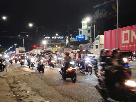 Dòng người tấp nập về quê dịp Lễ, lưu lượng giao thông tăng cao