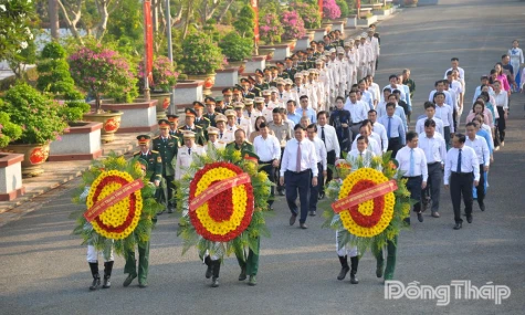 Dong Thap Leaders Pay Tribute at Provincial Martyrs’ Cemetery