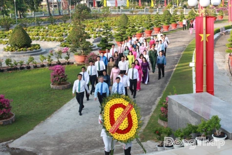Dong Thap Leaders Pay Tribute at the Provincial Martyrs’ Cemetery in My Tra Ward