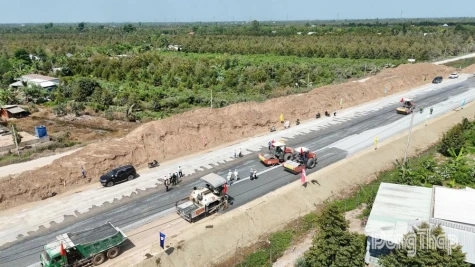Thi công “xuyên lễ” trên công trường Dự án thành phần 2 cao tốc Cao Lãnh - An Hữu
