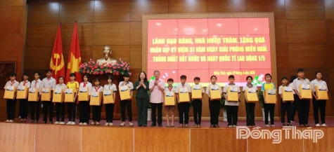 Vice State President Vo Thi Anh Xuan visits and presents gifts in Dong Thap