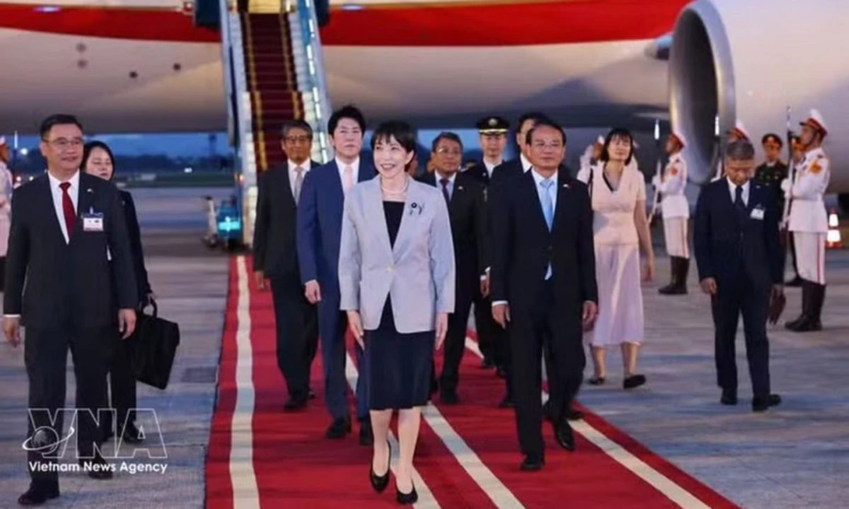 Japanese PM arrives in Ha Noi, beginning official visit to Viet Nam