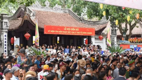 Hàng vạn du khách trảy hội Đền Đô, tri ân công đức các vị vua triều Lý