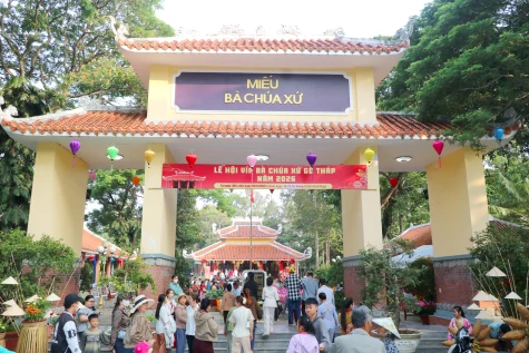 Gần 380 ngàn lượt người đến viếng, tham quan