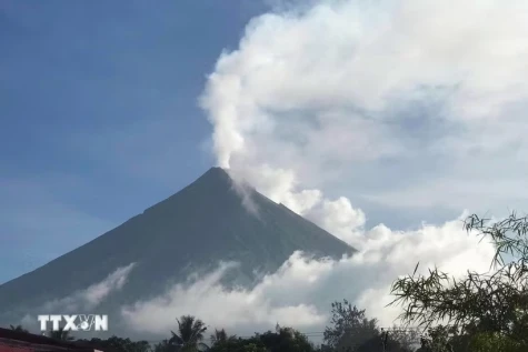 Philippines sơ tán hàng nghìn người do núi lửa Mayon phun trào