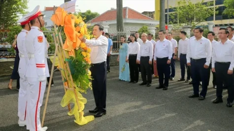 Chủ tịch Quốc hội Trần Thanh Mẫn dâng hương tại Di tích Địa điểm Dinh Quận Hóc Môn