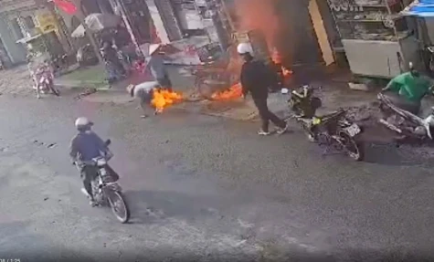 Người đàn ông chở can xăng rò rỉ phát lửa bị bỏng nặng