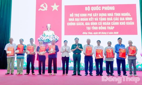 Đại tướng Nguyễn Tân Cương tặng quà gia đình chính sách, gia đình khó khăn tại tỉnh Đồng Tháp