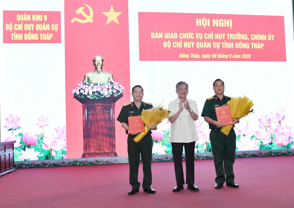Đồng Tháp: Bàn giao chức vụ Chỉ huy trưởng và Chính ủy Bộ Chỉ huy Quân sự tỉnh