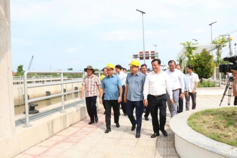 Bộ trưởng Bộ Nông nghiệp và Môi trường Trịnh Việt Hùng khảo sát tại cống âu Nguyễn Tấn Thành