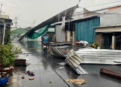 Giông lốc làm sập và tốc mái 47 căn nhà tại xã Long Phú Thuận
