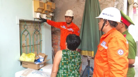 Phường Sa Đéc lắp đặt miễn phí cầu dao chống cháy, nổ cho hộ dân khó khăn