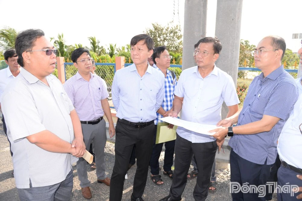 Phó Chủ tịch UBND tỉnh Đồng Tháp Nguyễn Phước Thiện khảo sát các dự án tại khu vực phía Đông