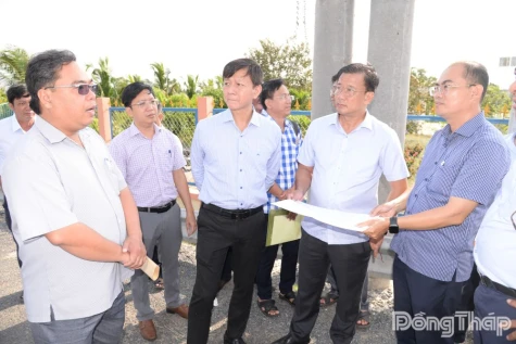 Phó Chủ tịch UBND tỉnh Đồng Tháp Nguyễn Phước Thiện khảo sát các dự án tại khu vực phía Đông