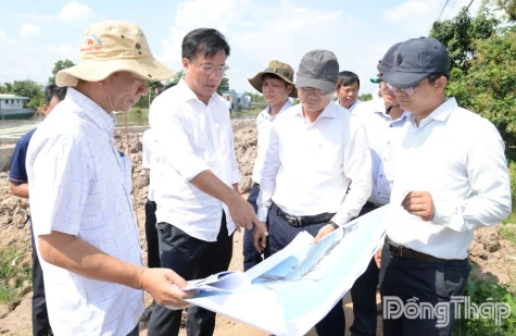 Đồng chí Nguyễn Phước Thiện khảo sát các dự án kè sạt lở, cống ngăn mặn