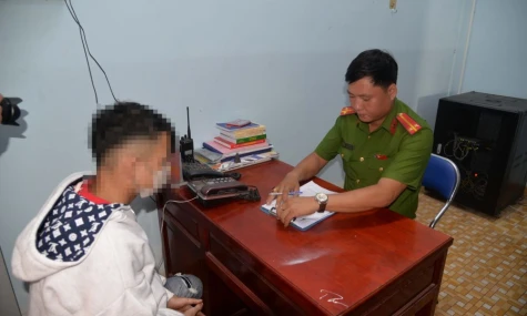 Công an xã Vĩnh Kim xử phạt thiếu niên báo tin cướp giả