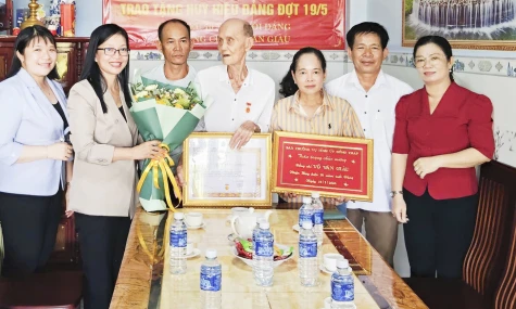 Đồng chí Nguyễn Thị Kim Tuyến trao Huy hiệu 70 năm tuổi Đảng tại phường Long Thuận