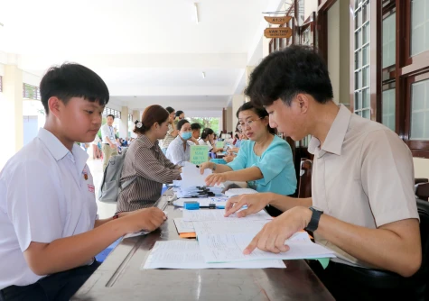 Đồng Tháp: Học sinh lớp 9 nộp hồ sơ dự tuyển vào lớp 10