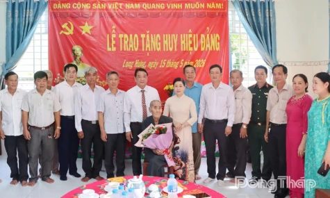 Đồng chí Châu Thị Mỹ Phương trao Huy hiệu Đảng tại xã Long Hưng