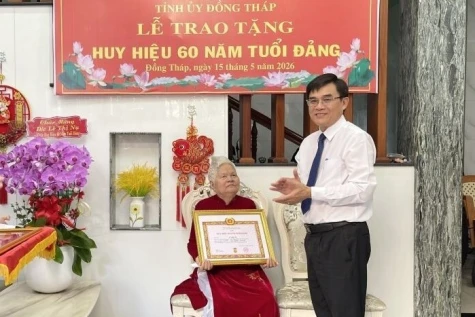 Đồng chí Nguyễn Văn Mười trao tặng Huy hiệu 60 năm tuổi Đảng đợt 19-5 tại phường Mỹ Tho