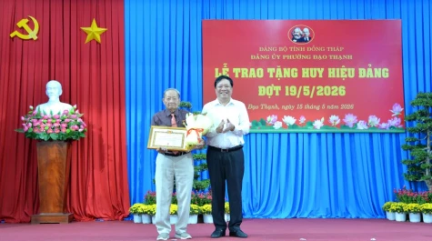 Lãnh đạo tỉnh trao tặng Huy hiệu Đảng đợt 19-5 tại phường Đạo Thạnh và phường Thới Sơn