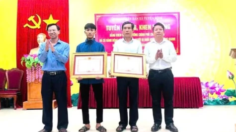 Thủ tướng Chính phủ tặng Bằng khen cho 2 bố con cứu người trên sông Gianh tỉnh Quảng Trị