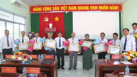 Xã Mỹ Tịnh An trao Huy hiệu Đảng cho 9 đảng viên lão thành