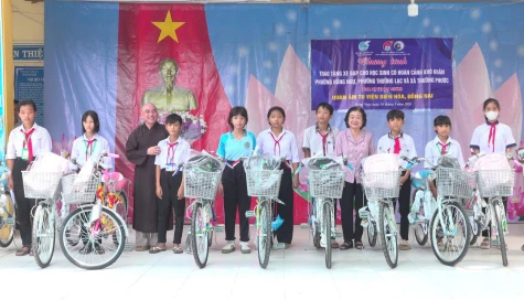 Trao tặng 30 xe đạp cho học sinh có hoàn cảnh khó khăn khu vực biên giới