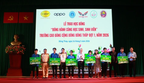 Trường Cao đẳng Cộng đồng Đồng Tháp: Trao học bổng “Đồng hành cùng học sinh, sinh viên”