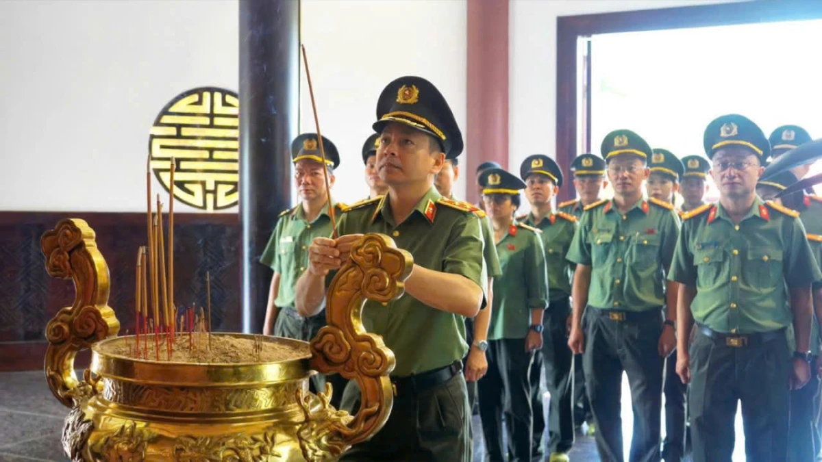 Về nguồn tại Di tích quốc gia đặc biệt Mộ Cụ Phó bảng Nguyễn Sinh Sắc và tặng học bổng cho học sinh
