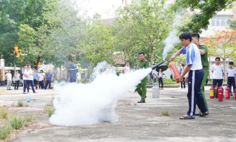Trên 2.000 người tham gia trải nghiệm, thực hành chữa cháy và cứu nạn cứu hộ